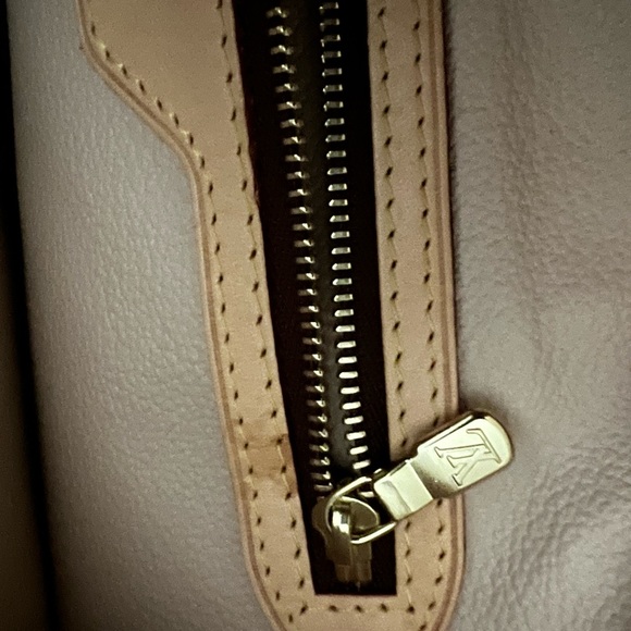 Authentic Louis Vuitton Bucket GM - Picture 14 of 15